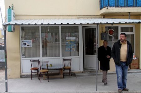 Kahvecinin çay tepsisini çaldılar