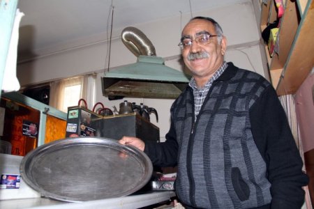 Kahvecinin çay tepsisini çaldılar