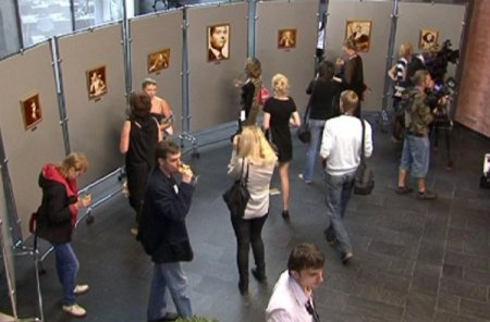 Kahveyle Medvedev’in Portresini Çizdi