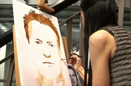 Kahveyle Medvedev’in Portresini Çizdi