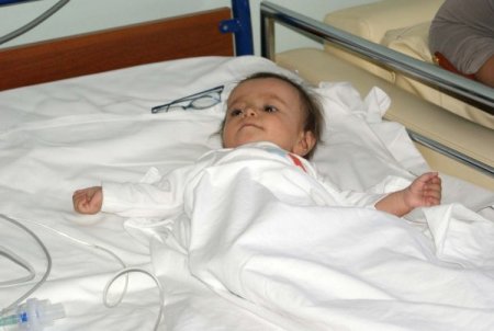 Kalbi delik dünyaya gelen 11 aylık bebeğe başarılı ameliyat