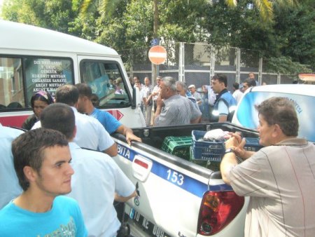 Kaldırım işgali yapan köylü esnafı ile zabıta arasında kavga çıktı