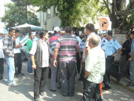 Kaldırım işgali yapan köylü esnafı ile zabıta arasında kavga çıktı