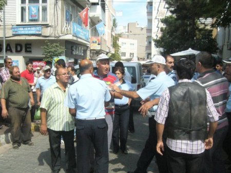 Kaldırım işgali yapan köylü esnafı ile zabıta arasında kavga çıktı