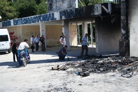 Kaldırım taşları sabah döşeniyor, akşam sökülüyor