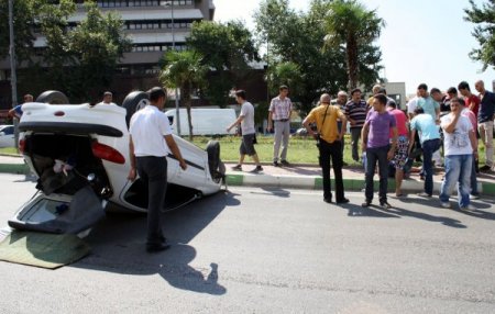 Kaldırıma Çarpan Araç Kaza Yaptı