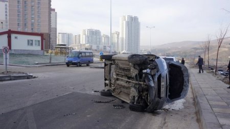 Kaldırıma çarpan otomobil, yan yattı: 1 yaralı