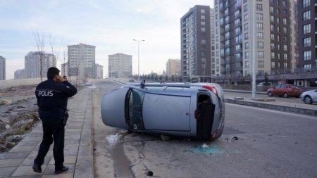Kaldırıma çarpan otomobil, yan yattı: 1 yaralı