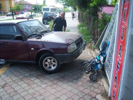 Kaldırıma Çıkan Otomobilin Ezdiği 5 Aylık Bebek Öldü, Annesi Yaralandı