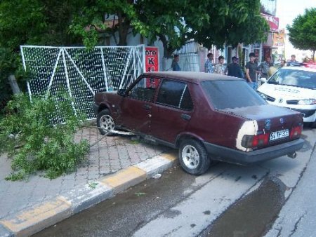 Kaldırıma Çıkan Otomobilin Ezdiği 5 Aylık Bebek Öldü, Annesi Yaralandı