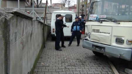 Kaldırımda yürürken minibüs duvara sıkıştırdı