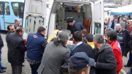 Kaldırımda yürürken minibüs duvara sıkıştırdı