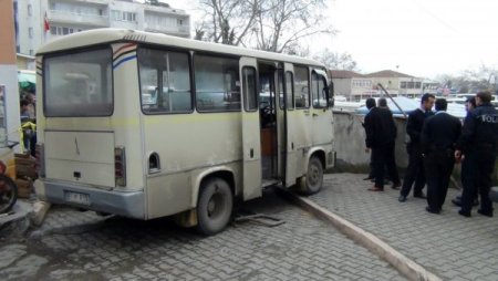 Kaldırımda yürürken minibüs duvara sıkıştırdı