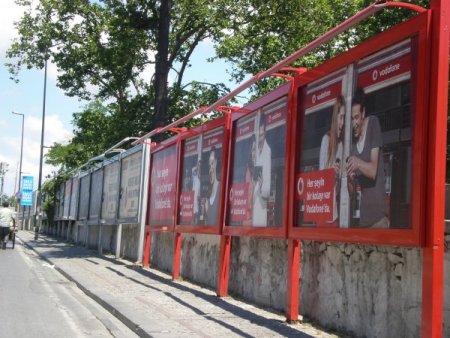 Kaldırımda Yürüyen Yayalar 'Reklama' Takılıyor