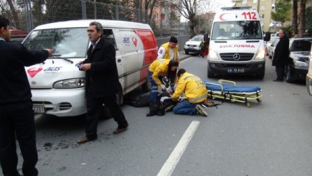 Kaldırımdaki genç kadını ezdi