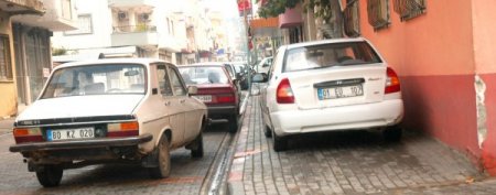 Kaldırımlar işgal ediliyor, vatandaş yürüyecek yer bulamıyor