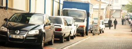 Kaldırımlar işgal ediliyor, vatandaş yürüyecek yer bulamıyor