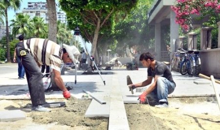 Kaldırımları yenilenen Atatürk Caddesi 'engelsiz' olacak