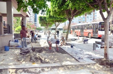 Kaldırımları yenilenen Atatürk Caddesi 'engelsiz' olacak