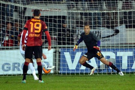 Kaleci Muslera’dan penaltı kurtaran Felipe Melo’ya tebrik