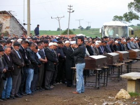 Kalecik'te Eski Muhtarın Katlettiği 4 Kişi Toprağa Verildi