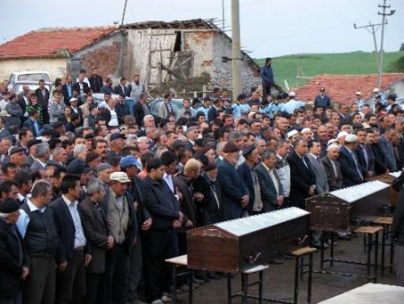 Kalecik'te Eski Muhtarın Katlettiği 4 Kişi Toprağa Verildi