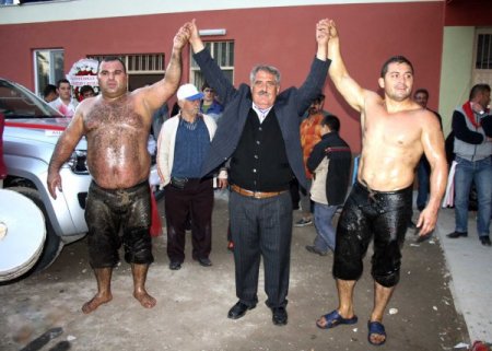 Kale’de düğünde güreş geleneği canlandırıldı