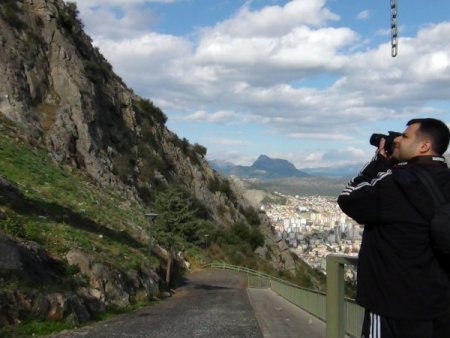 Kalede güneşli havanın tadını çıkardılar