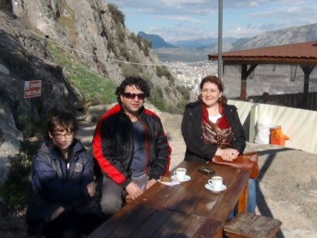 Kalede güneşli havanın tadını çıkardılar