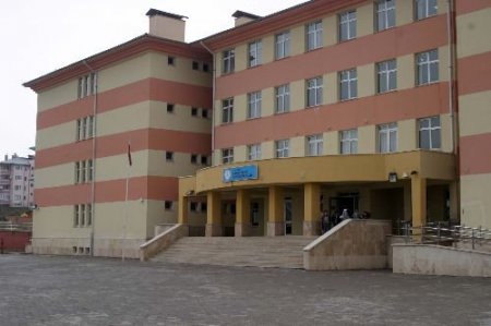 Kaloriferler Yetersiz Kalınca Öğrenciler Elektrikli Isıtıcılarla Isınmaya Çalışıyor