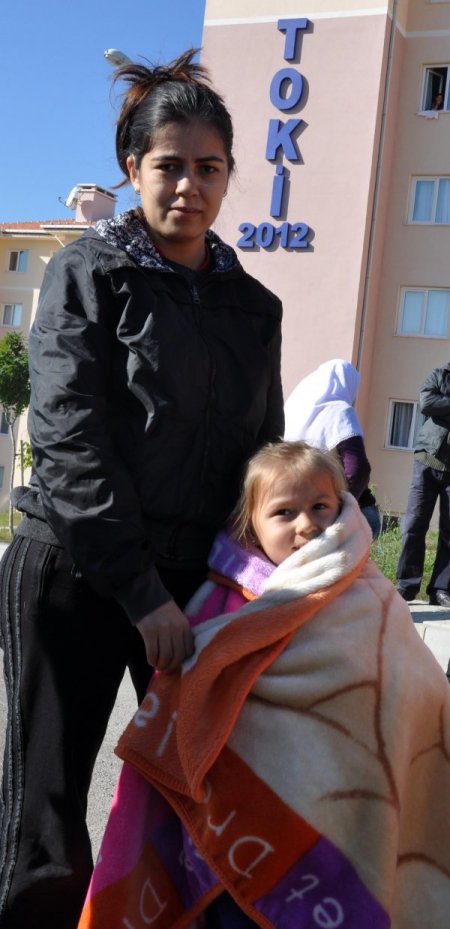 Kaloriferleri yanmayan TOKİ sakinlerinden 'battaniyeli' eylem