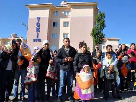 Kaloriferleri yanmayan TOKİ sakinlerinden 'battaniyeli' eylem
