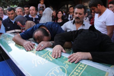 Kalp krizi sonucu öldüğü iddia edilen liseli son yolculuğuna uğurlandı