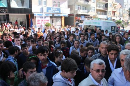 Kalp krizi sonucu öldüğü iddia edilen liseli son yolculuğuna uğurlandı