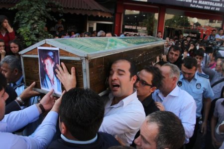 Kalp krizi sonucu öldüğü iddia edilen liseli son yolculuğuna uğurlandı