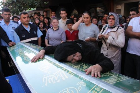 Kalp krizi sonucu öldüğü iddia edilen liseli son yolculuğuna uğurlandı