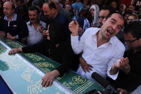 Kalp krizi sonucu öldüğü iddia edilen liseli son yolculuğuna uğurlandı