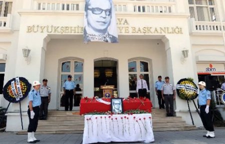 Kalp Krizi Sonucu Ölen Eski Belediye Başkanı Aktekin Toprağa Verildi