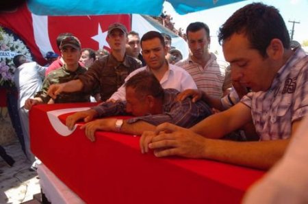 Kalp Krizi Sonucu Şehit Olan Asker Gözyaşları Arasında Toprağa Verildi