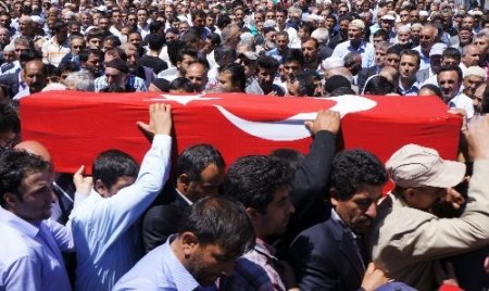 Kalp krizinden ölen polis memuru Erzurum'da toprağa verildi