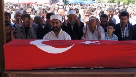 Kalp krizinden ölen polis memuru Erzurum'da toprağa verildi