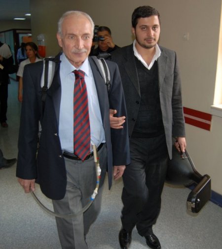 Kalpsiz kalan kalp hastası, suni kalbiyle ud konseri verdi