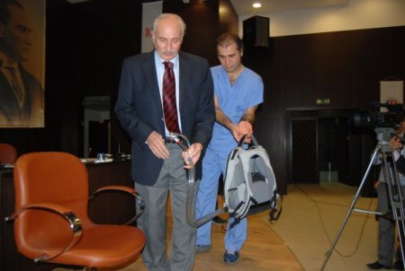 Kalpsiz kalan kalp hastası, suni kalbiyle ud konseri verdi