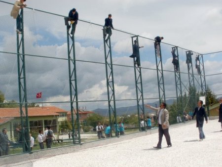 Kaman Teknik ve Endüstri Meslek Lisesi öğrencileri, kendi halı sahasını yaptı