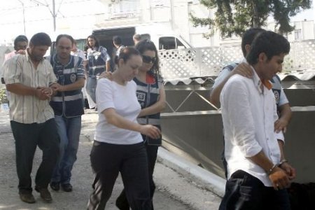 Kamer Genç'i Dolandıran Zanlı Adliyede Avukat Cübbesi İle Dolaşmış