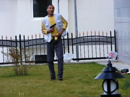 Kameralar Önünde Silahla Kendini Karnından Vurdu
