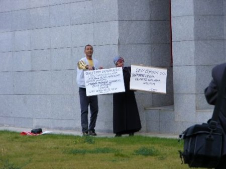 Kameralar Önünde Silahla Kendini Karnından Vurdu