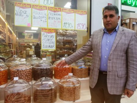 Kameraya aldırmadan kuruyemiş çaldılar (Özel)