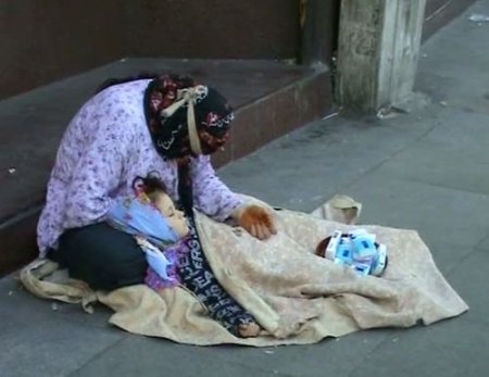 Kamerayı Görünce Dili Çözülen Dilenci, Bu Sefer Küçük Çocukla Para Toplarken Yakalandı