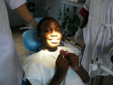 Kamerun'da İlk Kanal Tedavisini Türk Diş Doktorları Yaptı